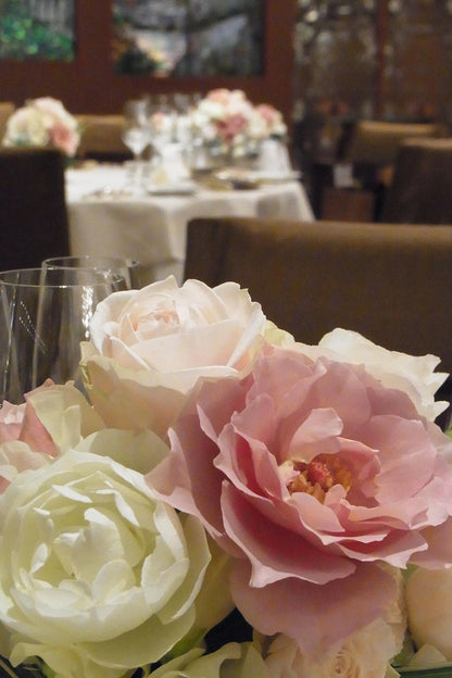 《生花》ピンクバラと白バラのゲストテーブル《結婚式 生花 フラワー ブライダル》