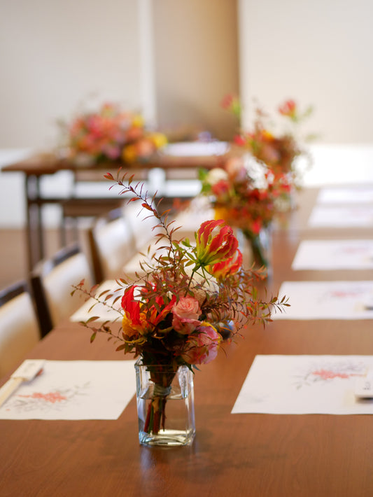 《生花》ダリアとマム、グロリオサリリーのモダンゲストテーブル《結婚式 生花 フラワー ブライダル》