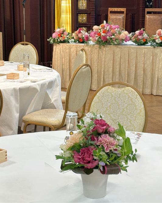 《生花》オレンジとくすみピンクのグラデーションゲストテーブル《結婚式 生花 フラワー ブライダル》