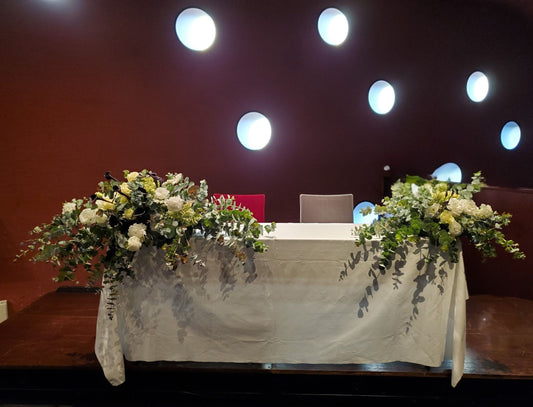 《生花》トルコキキョウと薔薇とユーカリのメインテーブル《結婚式 生花 フラワー ブライダル》