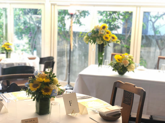 《生花》ヒマワリと薔薇のゲストテーブル《結婚式 生花 フラワー ブライダル》