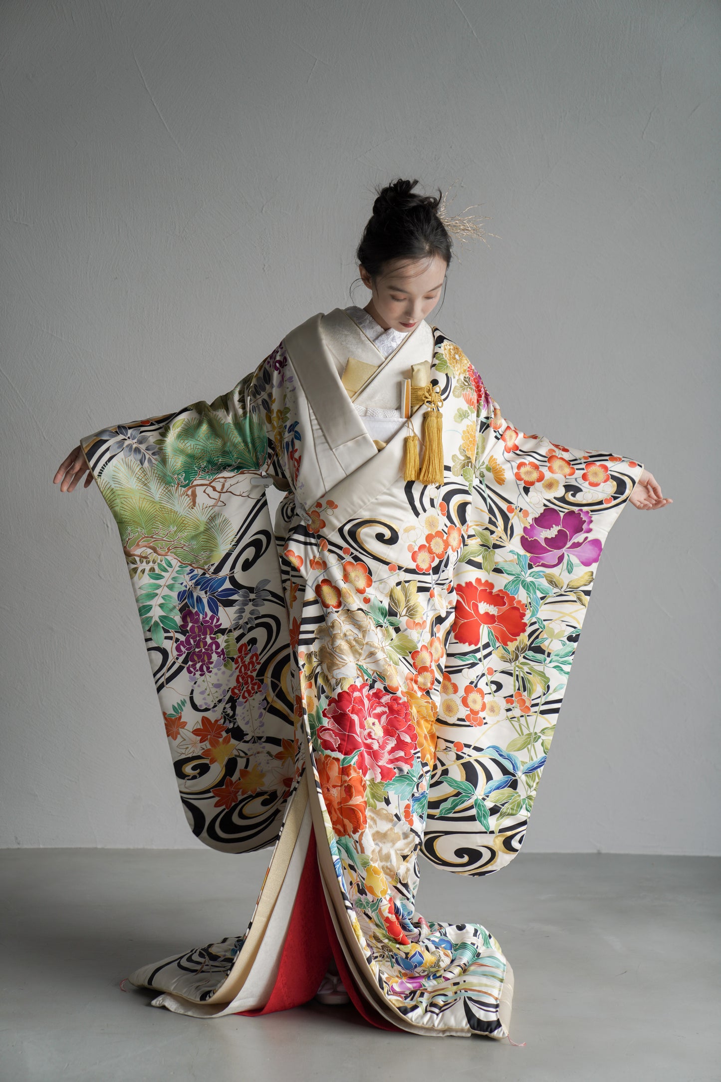 花舞う金彩の流れ
【結婚式 和装 色打掛 レンタル】