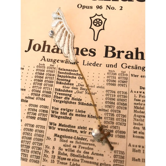 羽レースのロングチェーンピアス【右耳用】 【結婚式 ピアス イヤリング】