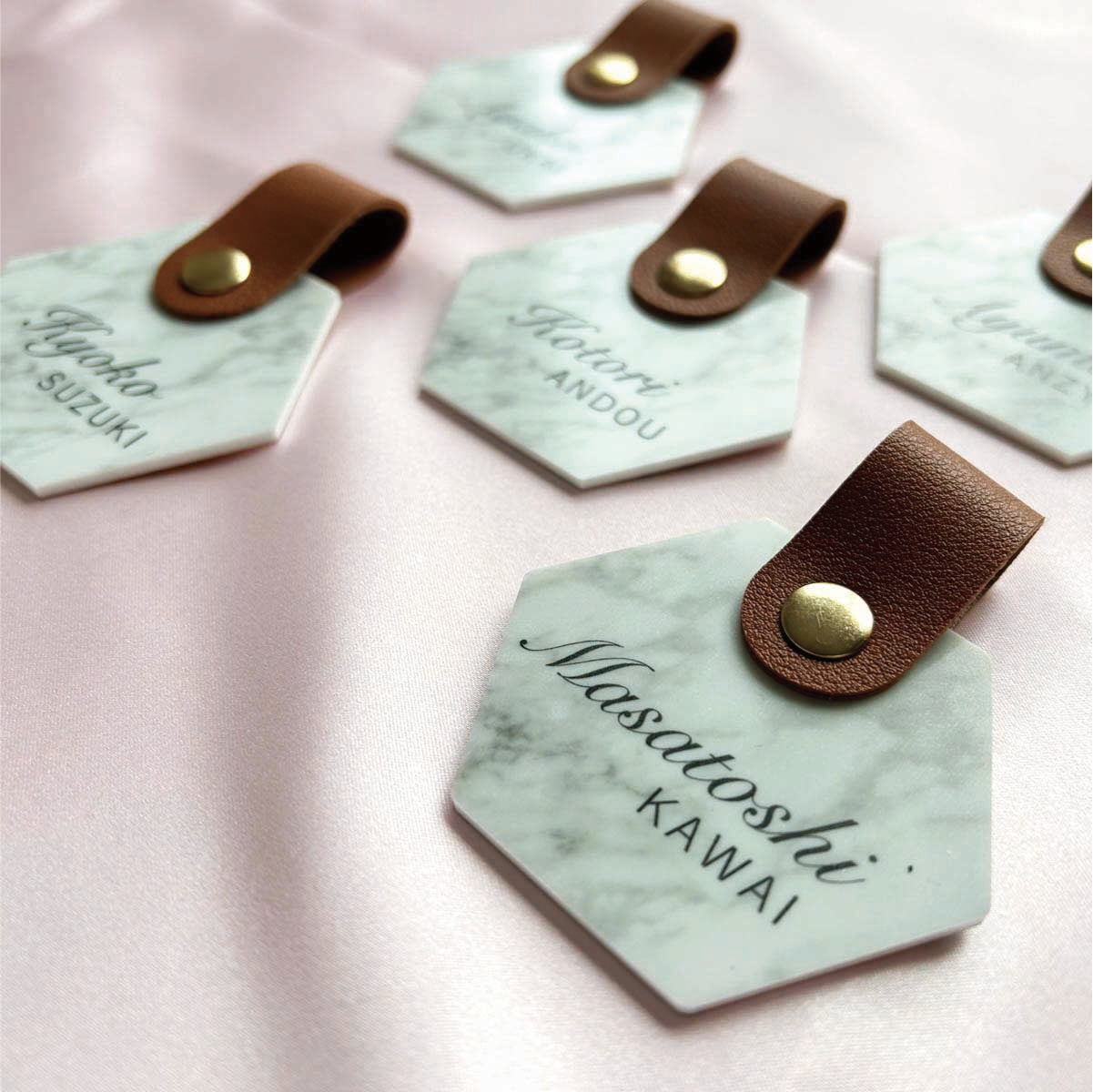 「1個から購入可能」大理石タイル風 席札 ヘキサゴン エスコートカード アクリル ネームタグ ラゲッジタグ ニュアンス【結婚式 ペーパー 席札】