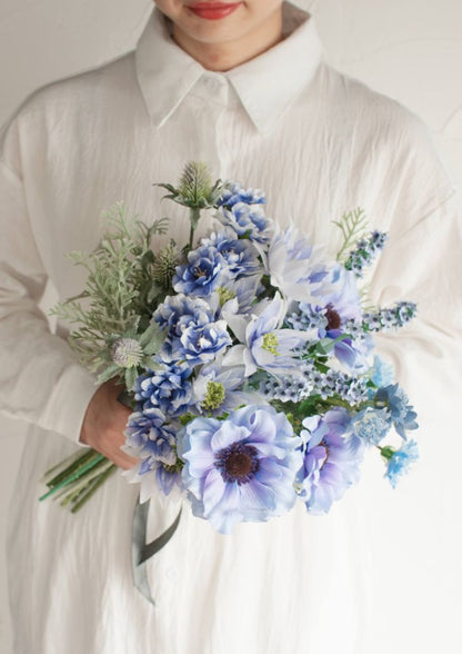 【造花】Natural-Garden 空色のクラッチブーケ 【結婚式 フラワー 造花 ブーケ ブートニア】