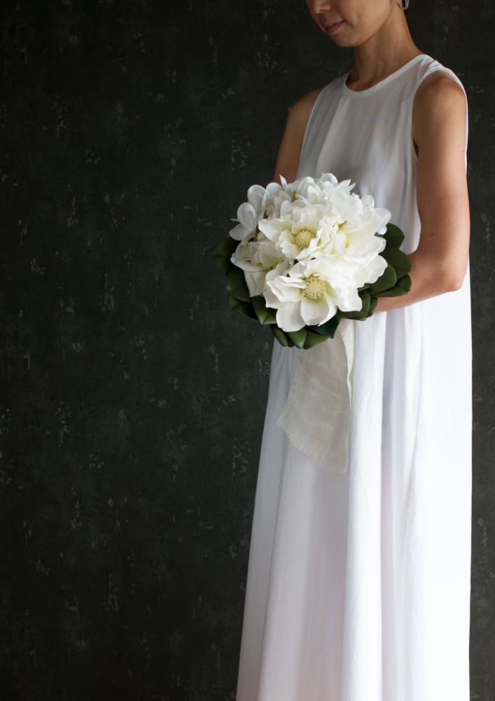 【造花】Elegant-Modern マグノリアのクラッチブーケ 【結婚式 フラワー 造花 ブーケ ブートニア】