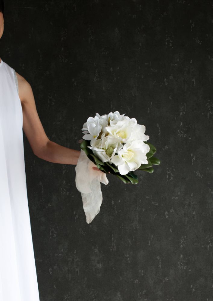 【造花】Elegant-Modern マグノリアのクラッチブーケ 【結婚式 フラワー 造花 ブーケ ブートニア】