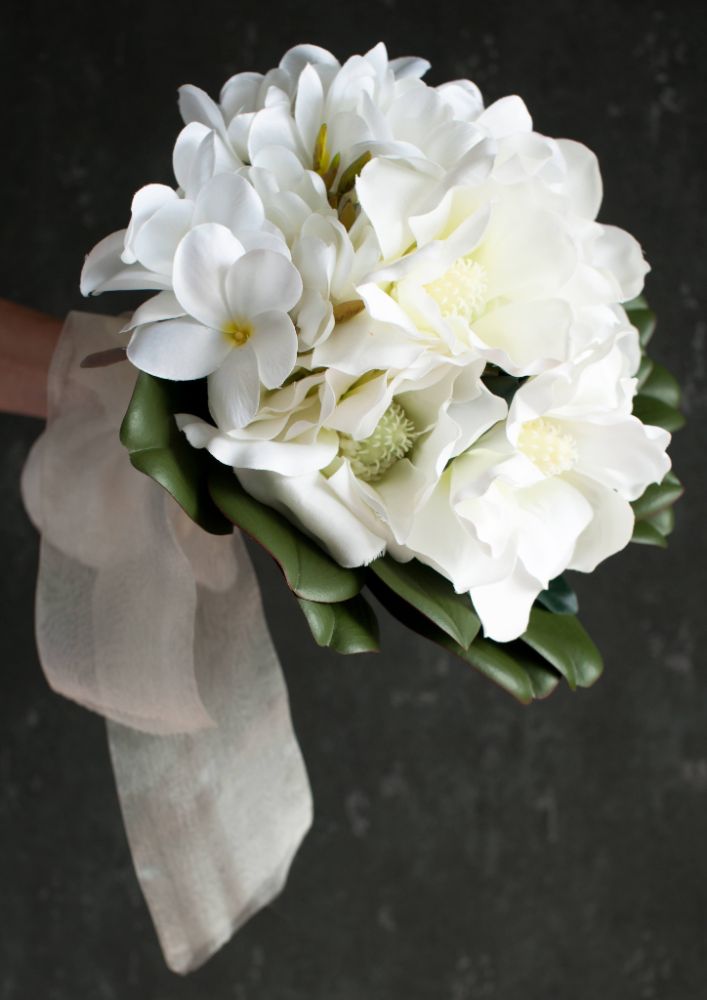 【造花】Elegant-Modern マグノリアのクラッチブーケ 【結婚式 フラワー 造花 ブーケ ブートニア】