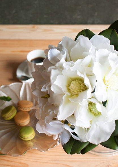 【造花】Elegant-Modern マグノリアのクラッチブーケ 【結婚式 フラワー 造花 ブーケ ブートニア】