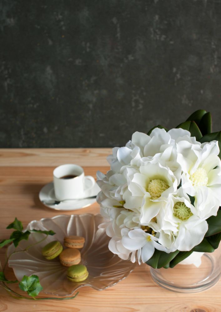 造花】Elegant-Modern マグノリアのクラッチブーケ 【結婚式 フラワー