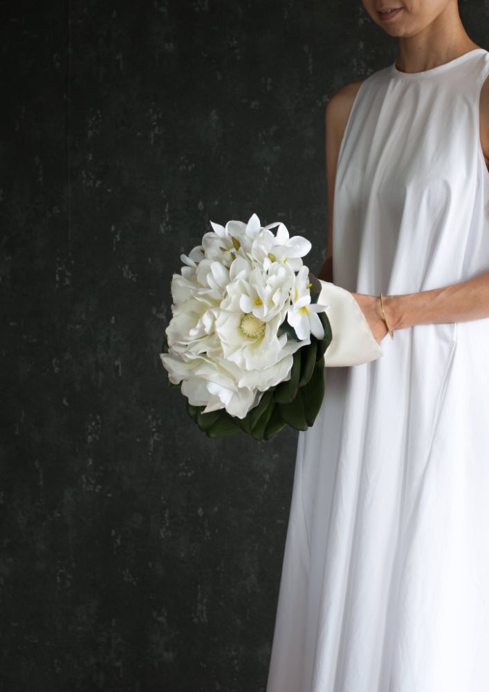 【造花】Elegant-Modern マグノリアのクラッチブーケ 【結婚式 フラワー 造花 ブーケ ブートニア】