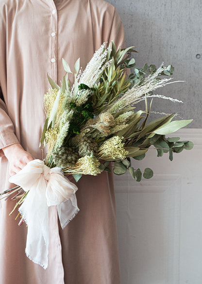 【ドライフラワーブーケ】 ナチュラルなグリーンだけのブーケ Forest Green 柔らかいオーガンジーリボンをつけて 【結婚式 フラワー ドライフラワー ブーケ ブートニア】