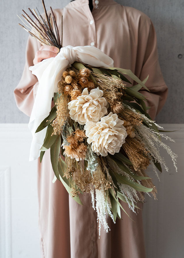 【ドライフラワーブーケ】エクルベージュのブーケ 柔らかいオーガンジーリボンをつけて 【結婚式 フラワー ドライフラワー ブーケ ブートニア】