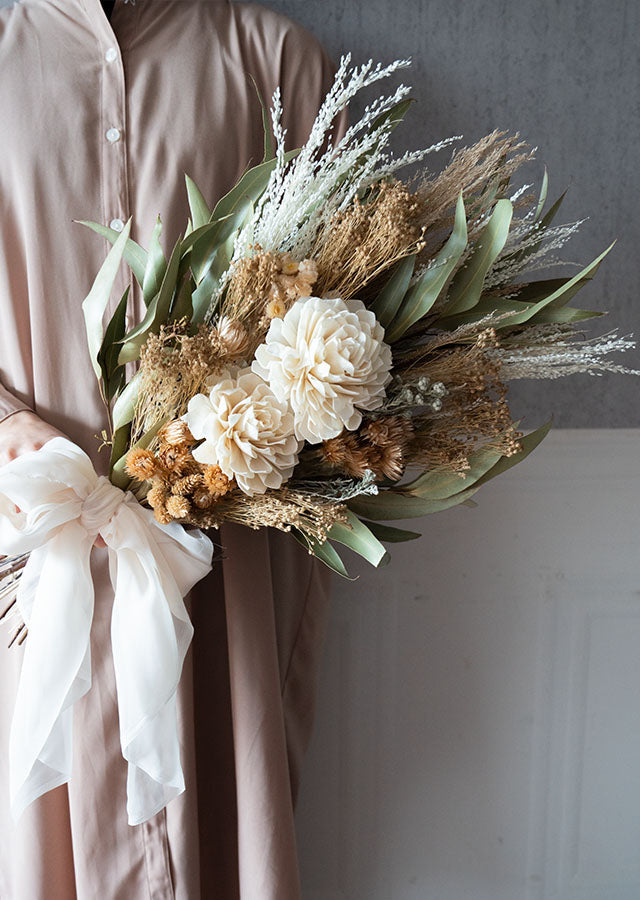 【ドライフラワーブーケ】エクルベージュのブーケ 柔らかいオーガンジーリボンをつけて 【結婚式 フラワー ドライフラワー ブーケ ブートニア】