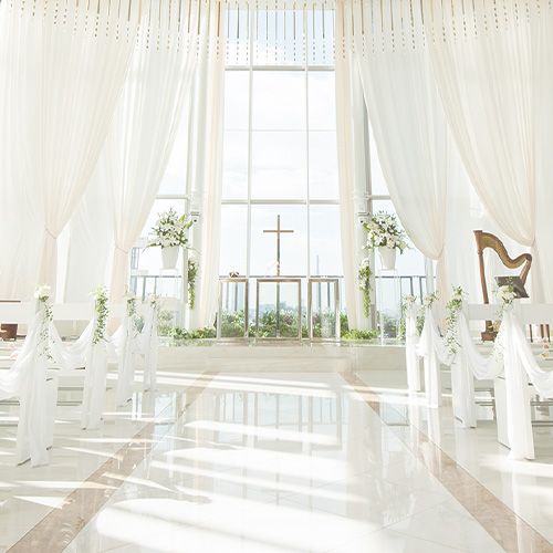 白基調の結婚式場