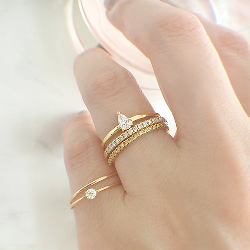 結婚指輪や婚約指輪の「重ねづけ」術　ファッションリングと組み合わせて普段使いも