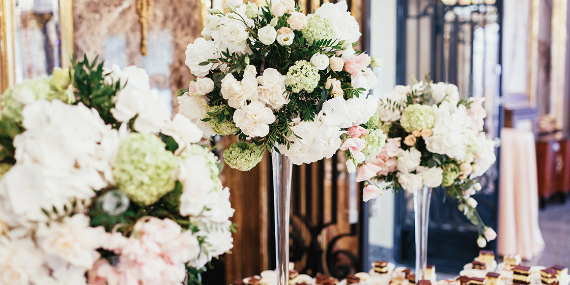 結婚式の会場装花とは?テーブルの演出方法など、装花選びのポイントやトレンドを紹介