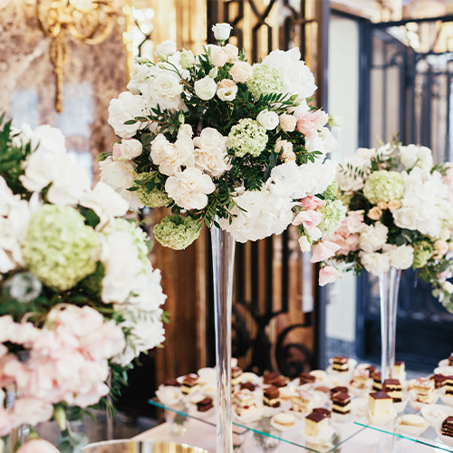 結婚式の会場装花とは?テーブルの演出方法など、装花選びのポイントやトレンドを紹介
