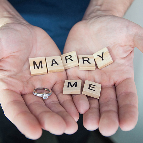 婚約指輪と結婚指輪は両方買うべき? 役割の違いや相場の値段について解説