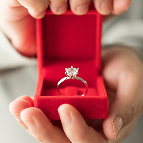 カップルの1/3が「婚約指輪はいらない」?その理由と花嫁の本音を紹介します