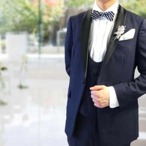 新郎衣裳で人気のタキシードとは?結婚式の会場や時間帯別に選び方を解説