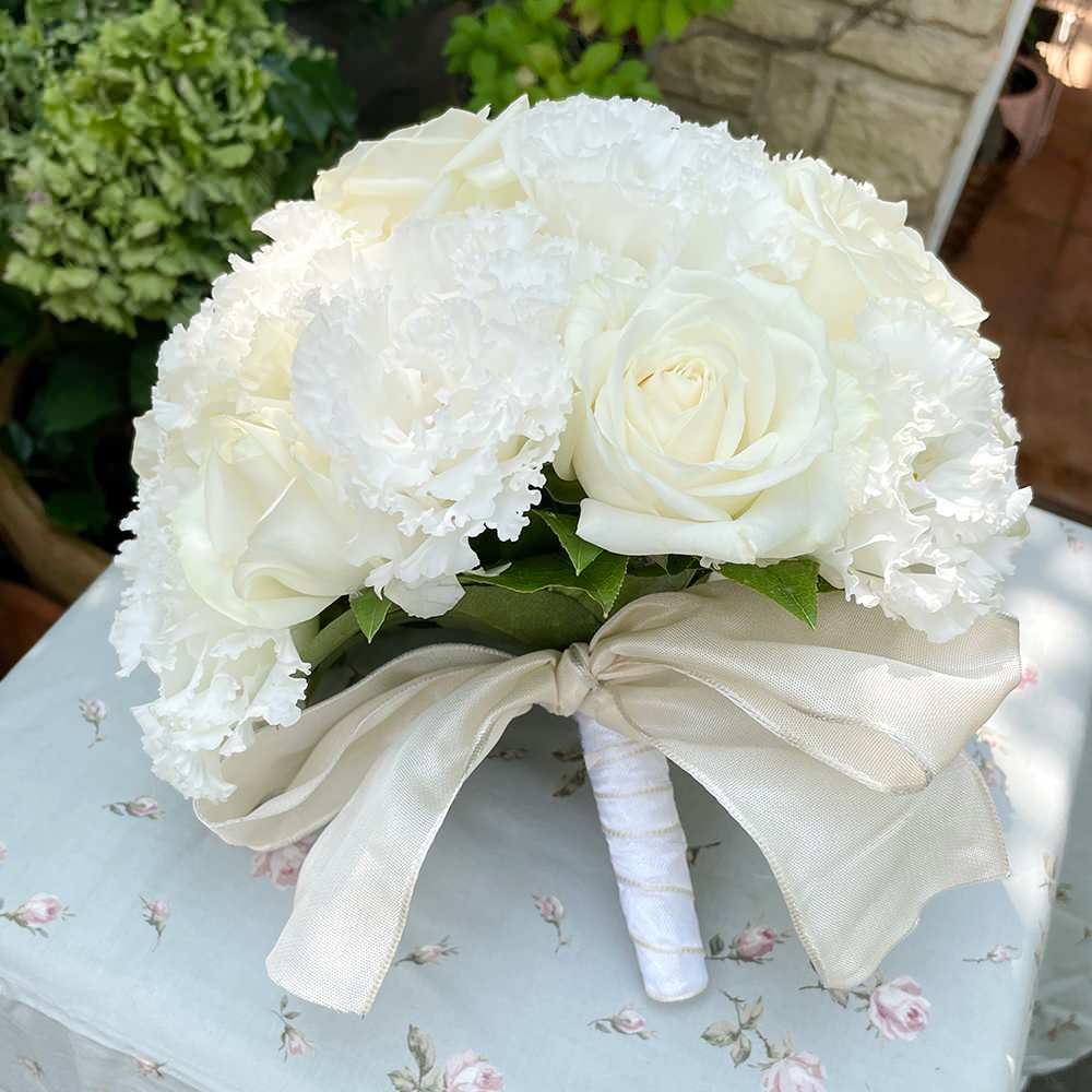 【生花】白の花たちが紡ぐ幸せのベールに包まれて(ラウンドブーケ)　【結婚式　フラワー　生花　ブーケ　ブートニア】