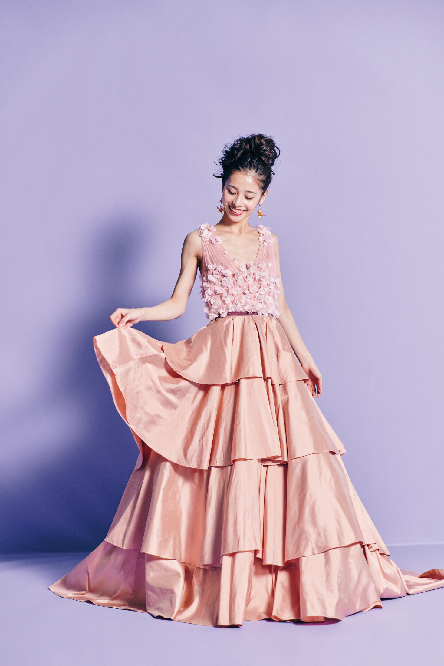 Rosetta ロゼッタ【カラードレス　レンタル】Aライン ピンクフリルスカート　フラワーモチーフドレス