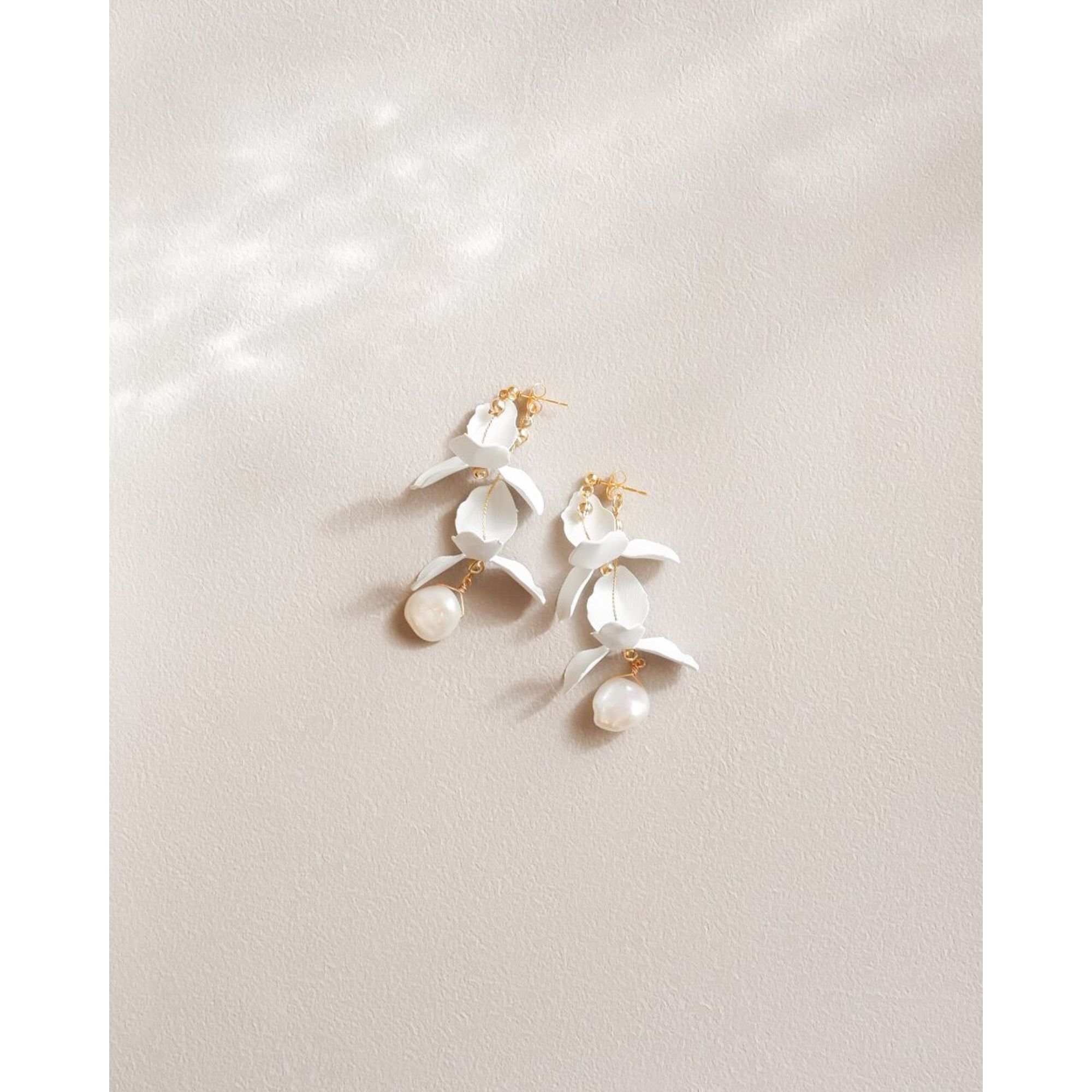 white flower petal【結婚式　ピアス　イヤリング】
