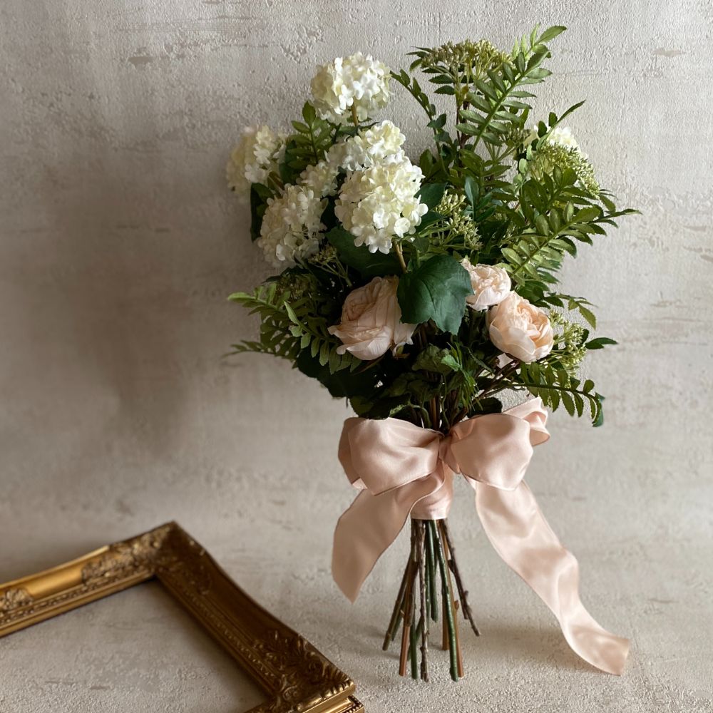 【造花】ホワイトグリーンのオーバルクラッチブーケとブートニア　【結婚式　フラワー　造花　ブーケ　ブートニア】