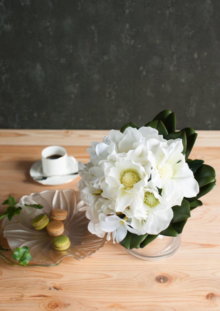 【造花】Elegant-Modern マグノリアのクラッチブーケ　【結婚式　フラワー　造花　ブーケ　ブートニア】